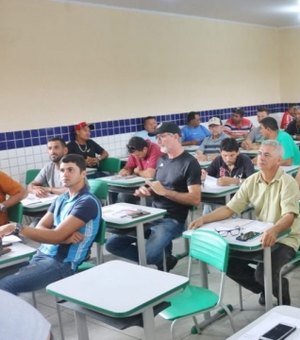 Condutores do transporte escolar da SEMEDE participam de curso de formação