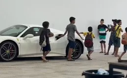 Viralizou: ao verem Ferrari, meninos abraçam e beijam o carro