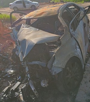 Carro modelo Corolla sofre incêndio em Japaratinga