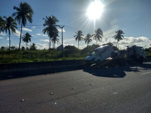 Carro capota em Rodovia AL 101, em Marechal Deodoro