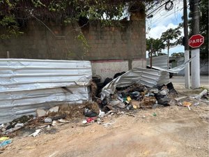 [ Vídeo] Moradores denunciam descarte constante de lixo e pneus em esquina no bairro Farol, em Maceió