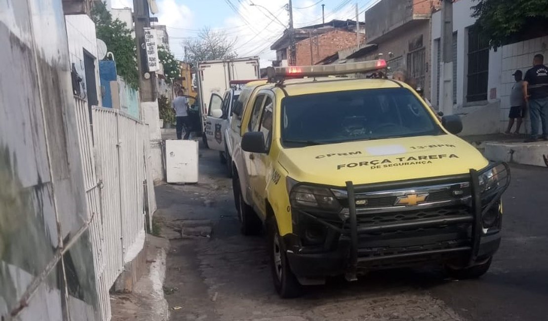 Jovem de 22 anos é morto a facadas na grota do Pau D'arco, em Maceió