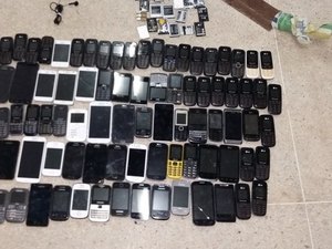 Noventa celulares foram encontrados no Baldomero Cavalcanti
