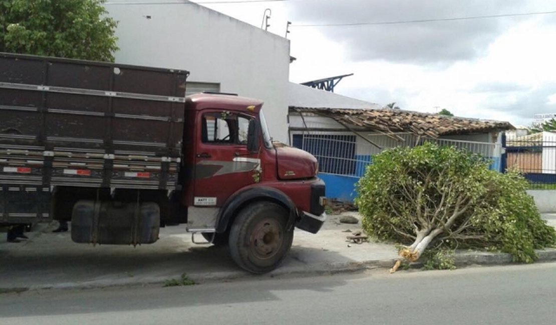 Motorista embriagado perde o controle de caminhão e atinge residência