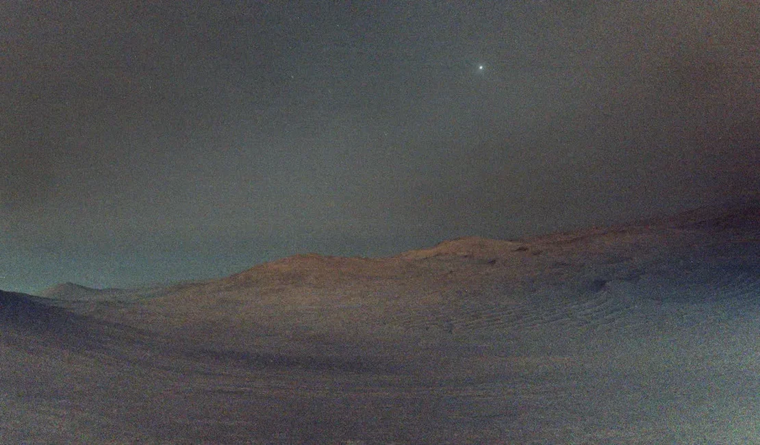 Nasa registra imagem rara da lua Deimos antes do amanhecer em Marte