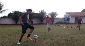 [Vídeo] Projeto Bom de Bola leva os ensinamentos do futebol para crianças do Capim em Arapiraca