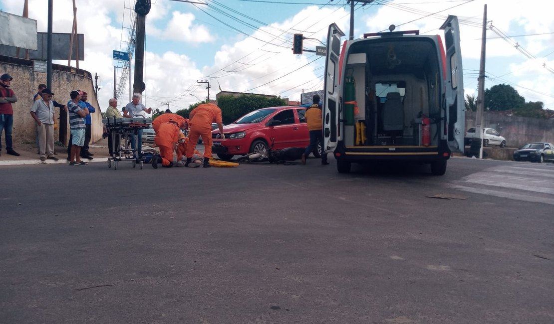 Motociclista é atingido por carro ao realizar conversão proibida