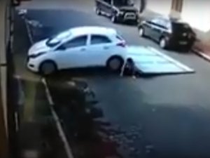 [Vídeo] Portão cai sobre casal de idosos após ser derrubado por carro