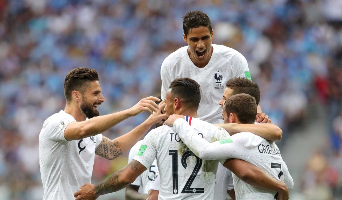Com gols de Griezmann e Varane, França elimina Uruguai nas quartas