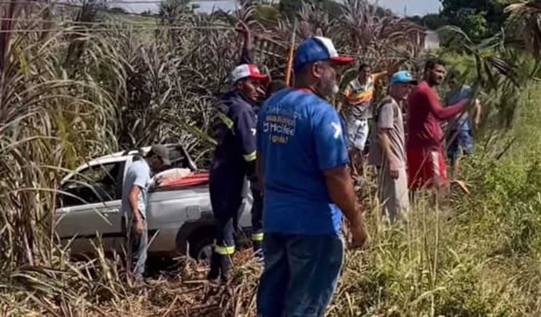 Condutor perde controle de carro, sai da pista e bate veículo em poste, em Craíbas