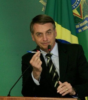Após facilitar posse de arma, Bolsonaro prevê viabilizar porte