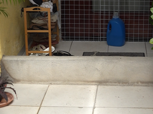 [Vídeo] Moradores denunciam alagamentos recorrentes em rua no bairro do Prado