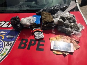 Polícia Militar apreende dupla com 2kg de maconha em região de mata no Feitosa
