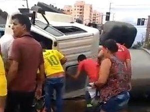 [Vídeo] Caminhão tomba no bairro da Cruz das Almas e condutor fica preso nas ferragens