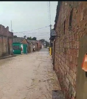 [Vídeo] Chuvas provocam alagamentos em ruas de Matriz de Camaragibe