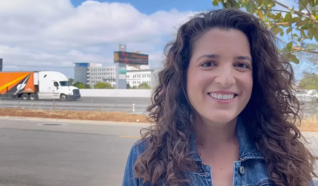 Mulher que alugou outdoor para achar marido engata namoro sério