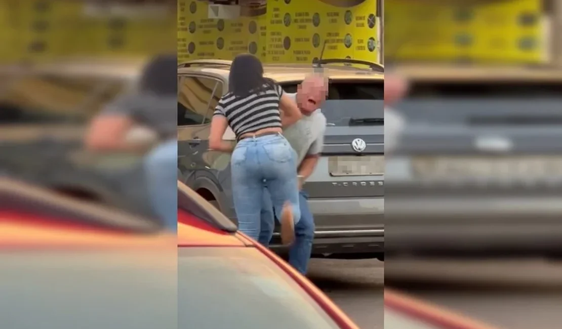 Furiosa com traição, mulher dá “coça” em policial penal armado na rua