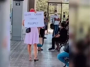 Vídeo: mulher vai a terminal de ônibus e pede namorado em casamento