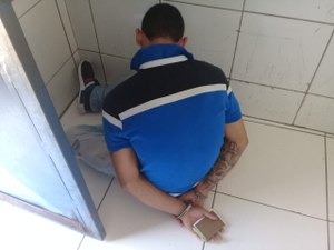 [Vídeo] Jovem de 19 anos é flagrado furtando moto em estacionamento de hospital