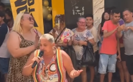 Vídeo de cantora viraliza após apresentação surpresa em Fortaleza
