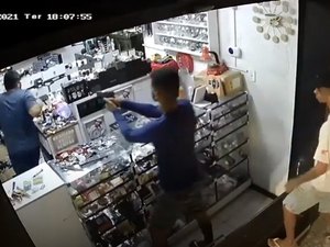 [Vídeo] Circuito de segurança flagra dupla tentando assaltar loja no Centro de Arapiraca