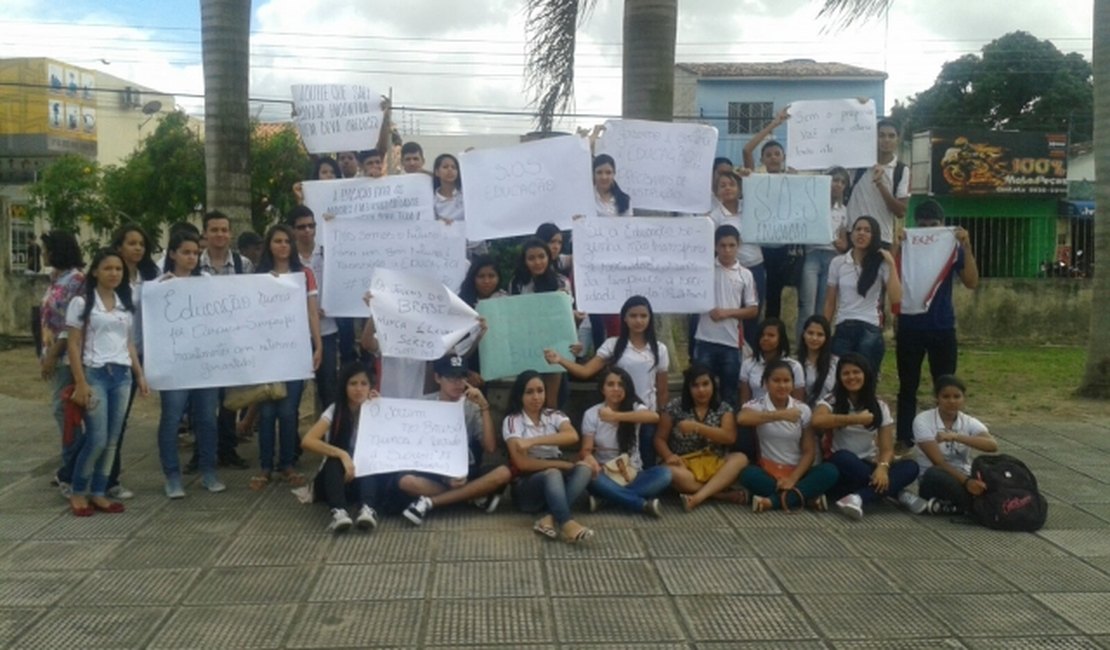 [Vídeo] Estudantes realizam protesto pelas ruas de Arapiraca