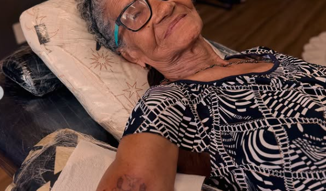 Idosa viraliza ao fazer tatuagem com 94 anos