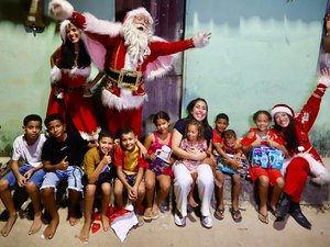 Deputada Gabi Gonçalves entrega diversos presentes para as crianças sorteadas em Rio Largo