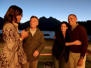 Famílias Obama e Macri se despedem entre risos e abraços na Patagônia
