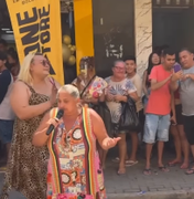 Vídeo de cantora viraliza após apresentação surpresa em Fortaleza