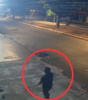 Homem invade restaurante e rouba televisão na Avenida Amélia Rosa, em Maceió