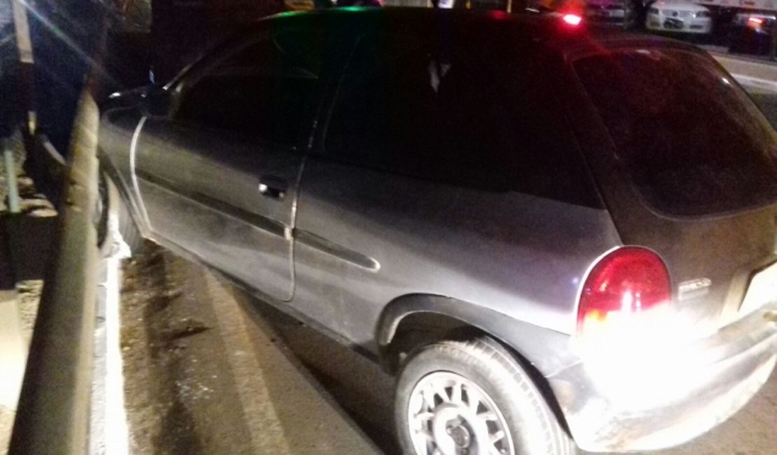 Embriagado, condutor colide carro contra outro veículo