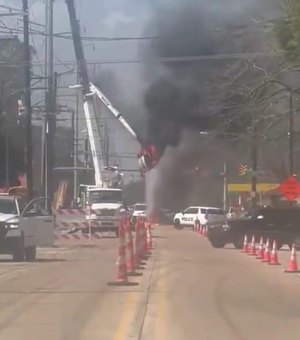 Cesta de caminhão incendeia nos EUA e trabalhador cai durante operação
