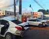 Acidente entre dois carros deixa pessoas feridas e uma presa às ferragens no Poço