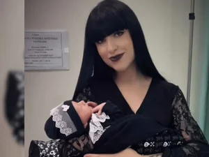 Mãe gótica de SP dá à luz a sua primeira filha no Halloween: 'Loucura'