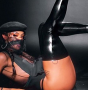 Pabllo Vittar sensualiza com pernas para o alto e detalhe impressiona