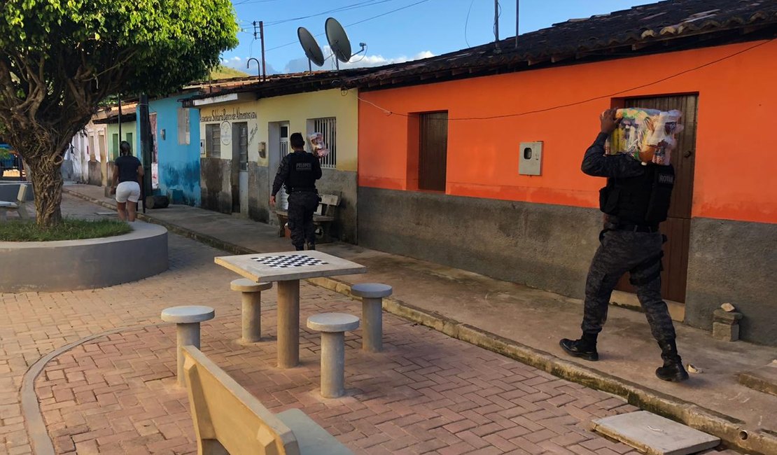Policiais entregam cestas básicas em Jacuípe