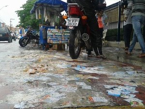 Lama de papel toma conta de ruas de Arapiraca