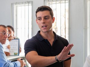 Caio Bebeto é impedido de entrar na Sesau e denuncia descaso com famílias da equoterapia em AL