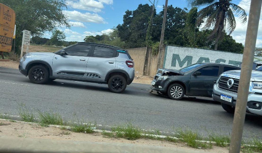Colisão entre dois carros deixa trânsito lento na AL-220, em Arapiraca