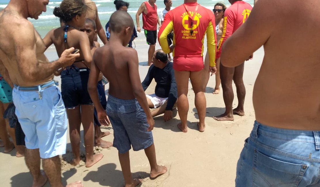 Pai e filhos são resgatados por bombeiros na Praia do Sobral
