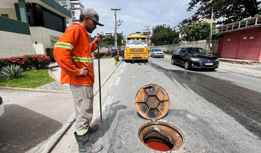 Operação Línguas Sujas flagra despejo irregular de esgoto em prédio na Jatiúca