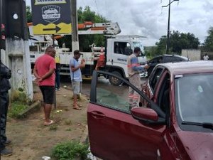 Carro de passeio é atingido por caminhão da Equatorial em rua no bairro Massaranduba