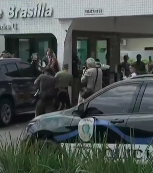 Flávio Bolsonaro visita o pai, Jair Bolsonaro, nesta terça-feira (13)