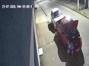 [Vídeo] Imagens mostram homem furtando peças de carro no Farol, em Maceió