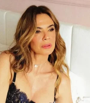 Luciana Gimenez faz ensaio de lingerie azul com almofada ousada