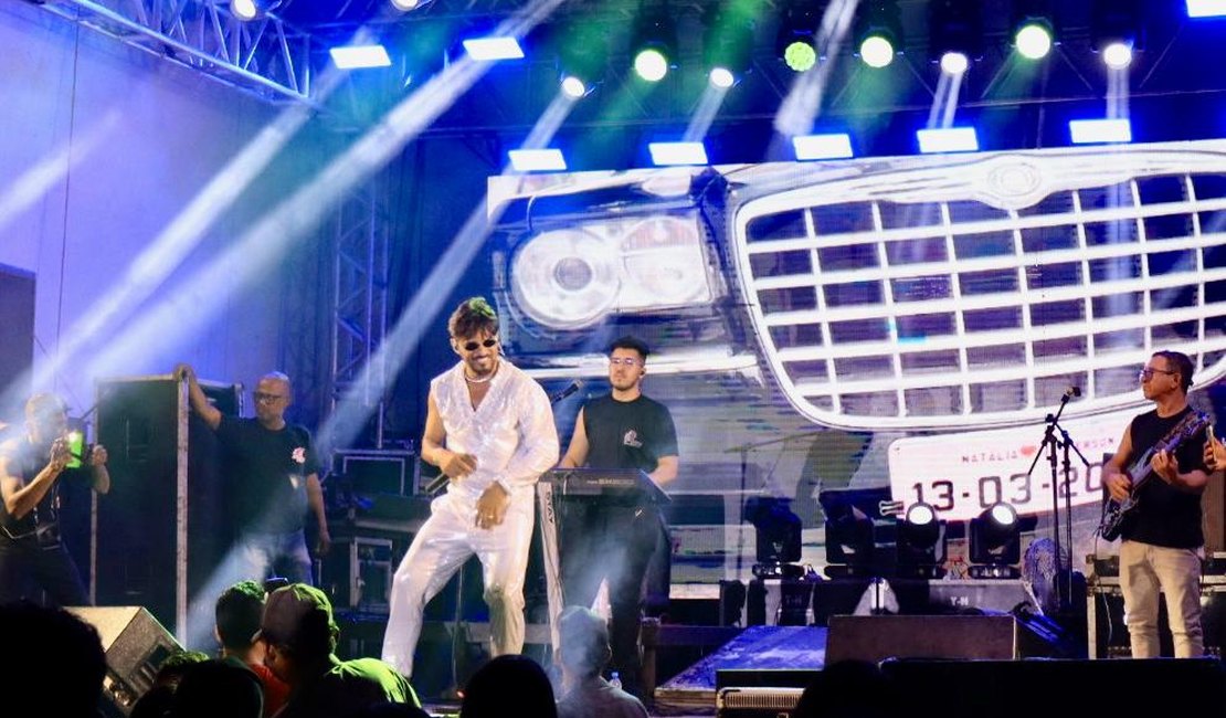 Palmeirenses brindam chegada do Ano Novo com shows pirotécnico e musical