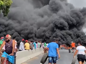 [Vídeo] Moradores de Campo Alegre interditam AL 220 em protesto à falta de sinalização e rotatória