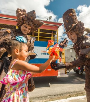 Prefeitura distribui chocolates em ‘Trenzinho da Páscoa’ para crianças do Jacintinho e Vergel