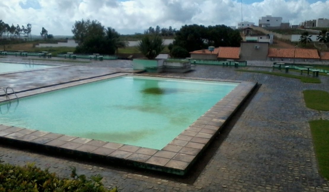Sem manutenção, piscina do clube do servidor está com água verde